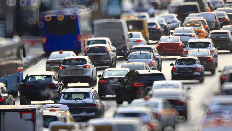 imagine cu masini in traficul din bucuresti