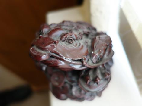 Un bărbat a primit cadou de la mama lui o broască „urâtă” din ceramică. Ce „secret” uriaș ascundea obiectul. Omul a rămas mască
