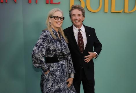 Meryl Streep și Martin Short, în ipostaze tandre pe platoul de filmare al serialului „Only Murders in the Building”
