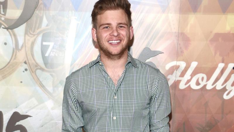 Jonathan Lipnicki îmbrăcat cu o cămașă în carouri