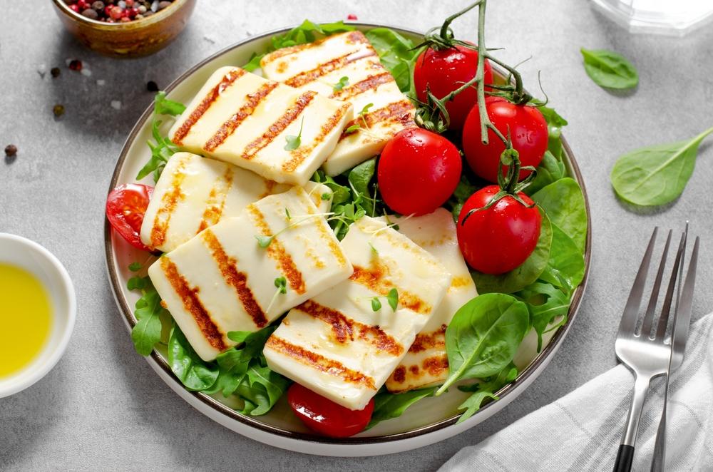 5 rețete cu brânză halloumi. Ce poți pregăti rapid și delicios