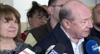Traian şi Maria Băsescu, apariţie rară împreună. Soţia fostului preşedinte a atras toate privirile